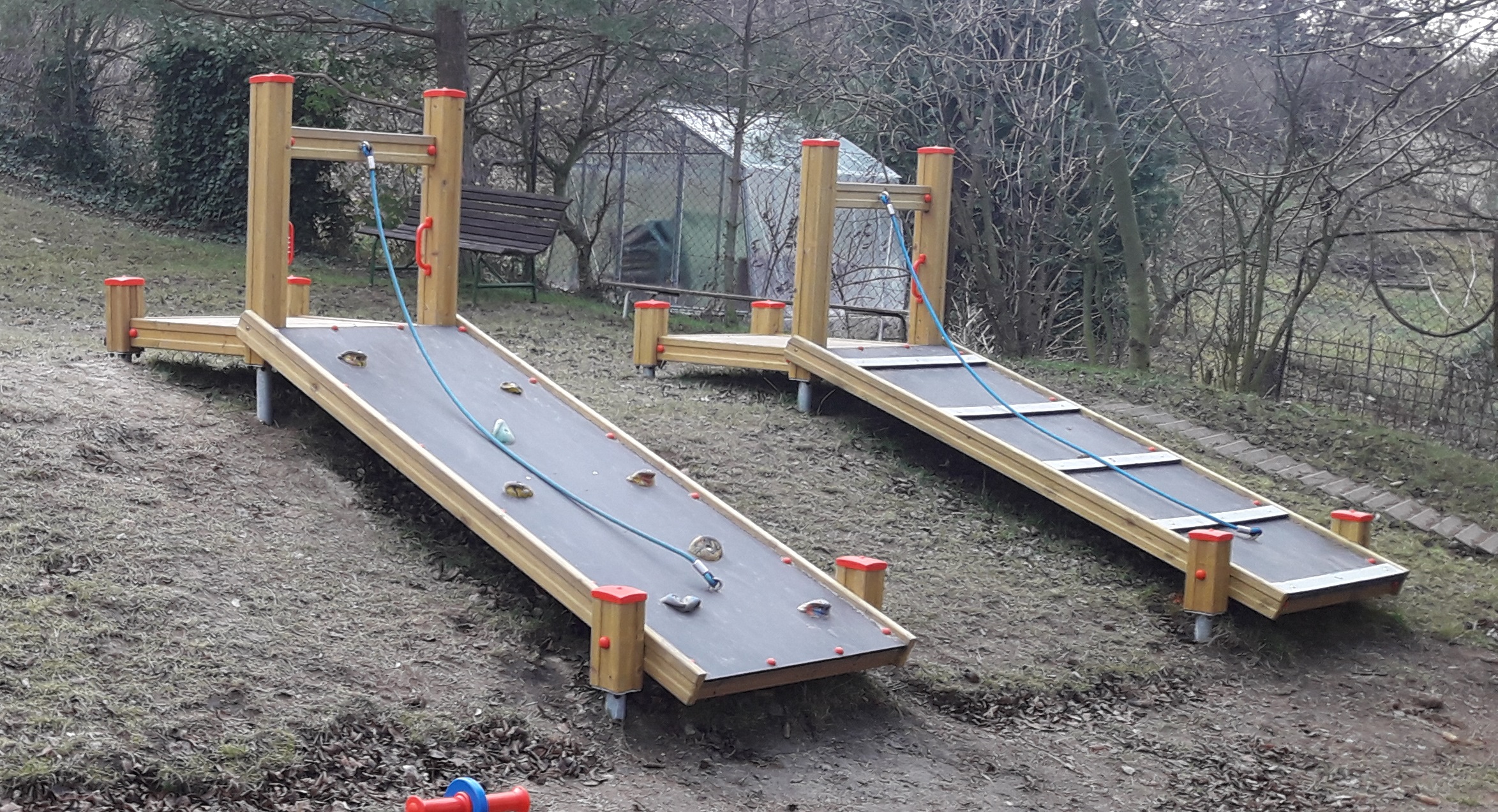 Šikmá lezecká stěna s lanem II.   LP 004