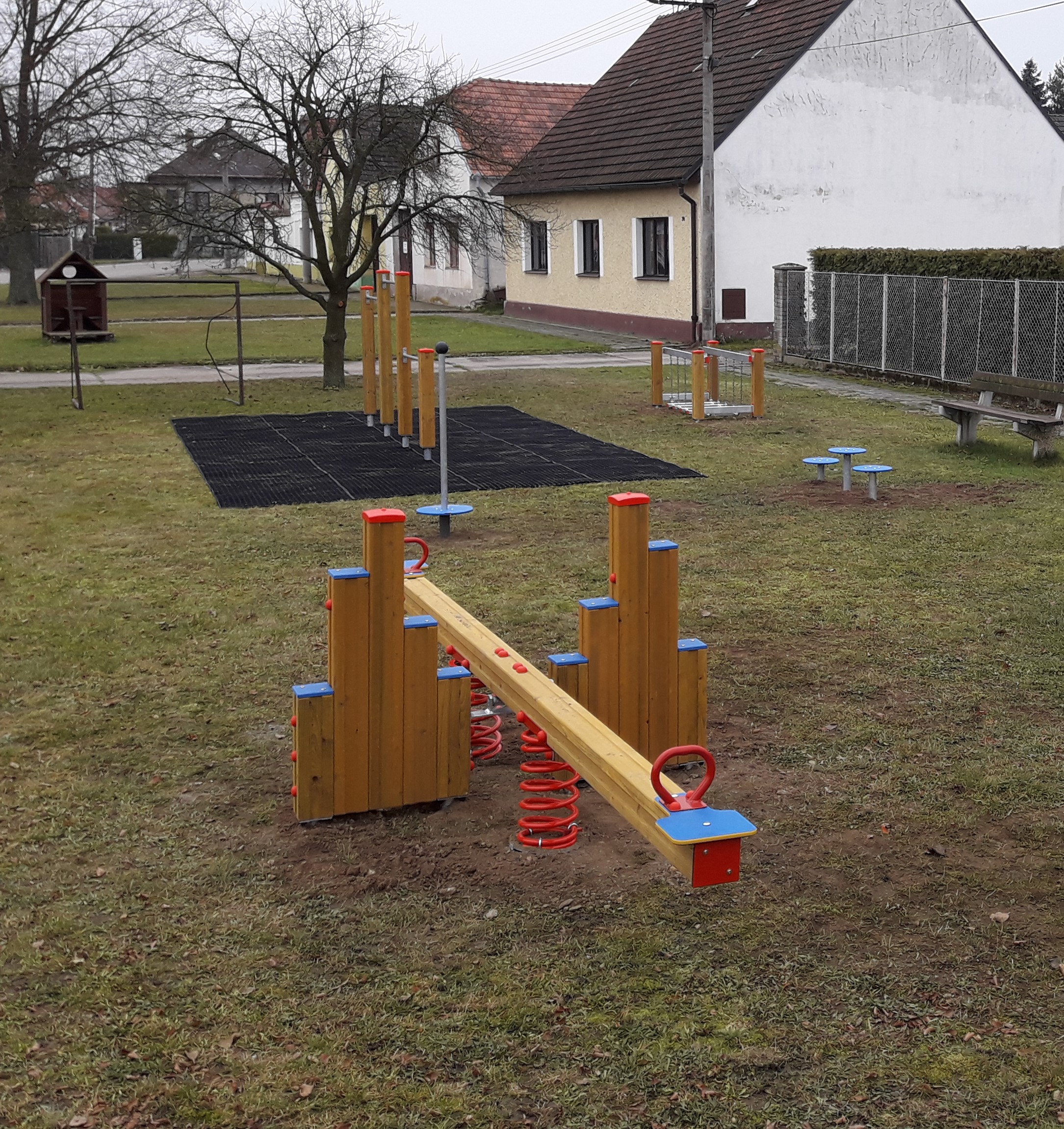 Vahadlová houpačka na pružině HRAD  HV 006