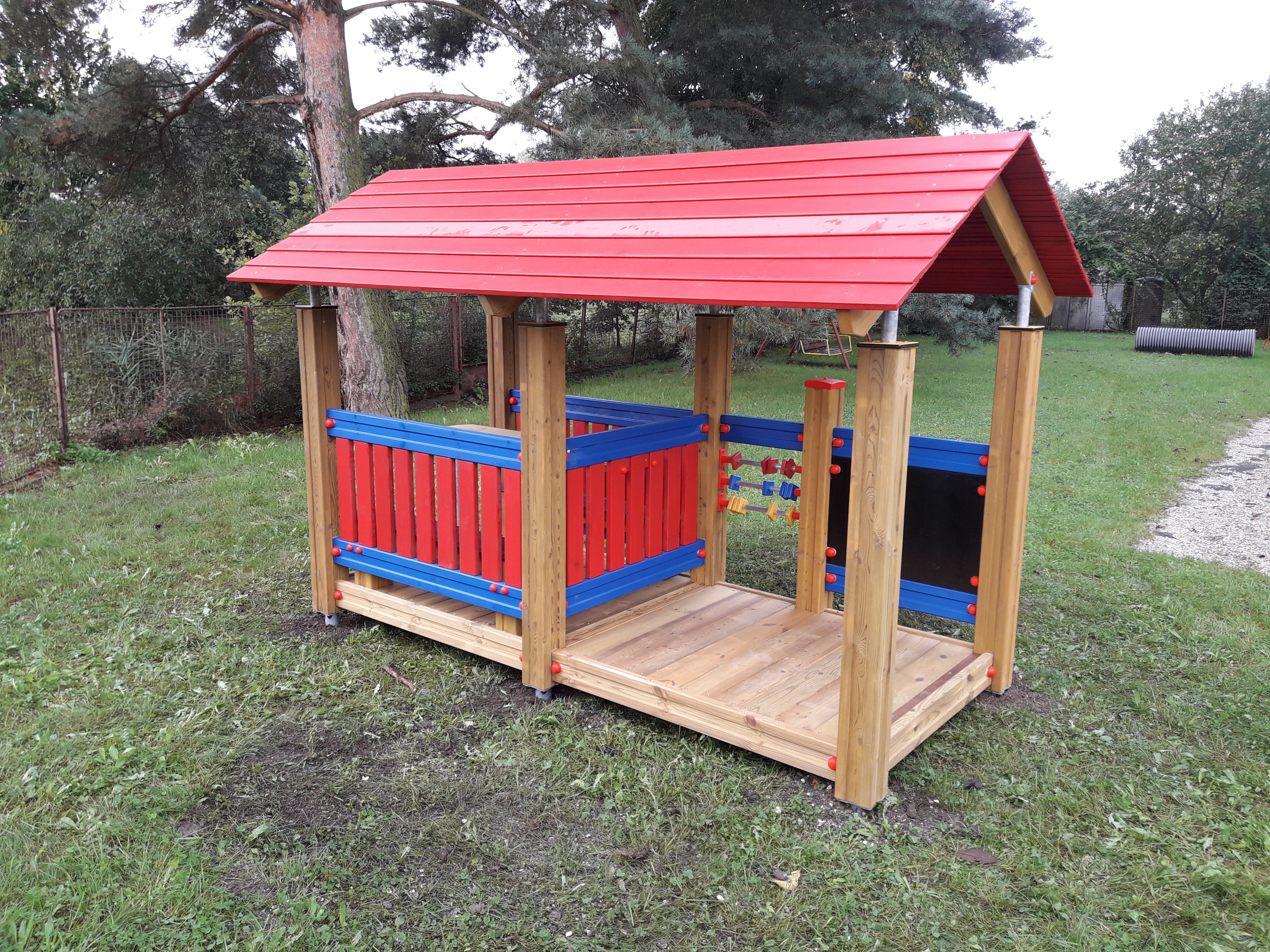 Domek na zahradu s posezením a edukačními prvky DP 006