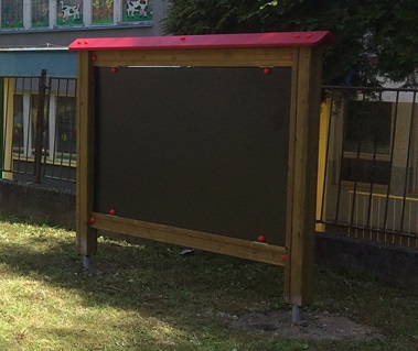 Školní tabule na zahradu se stříškou DP 032