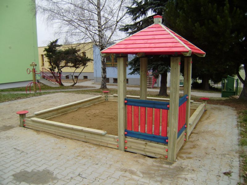 Pískoviště s domkem    DP 010