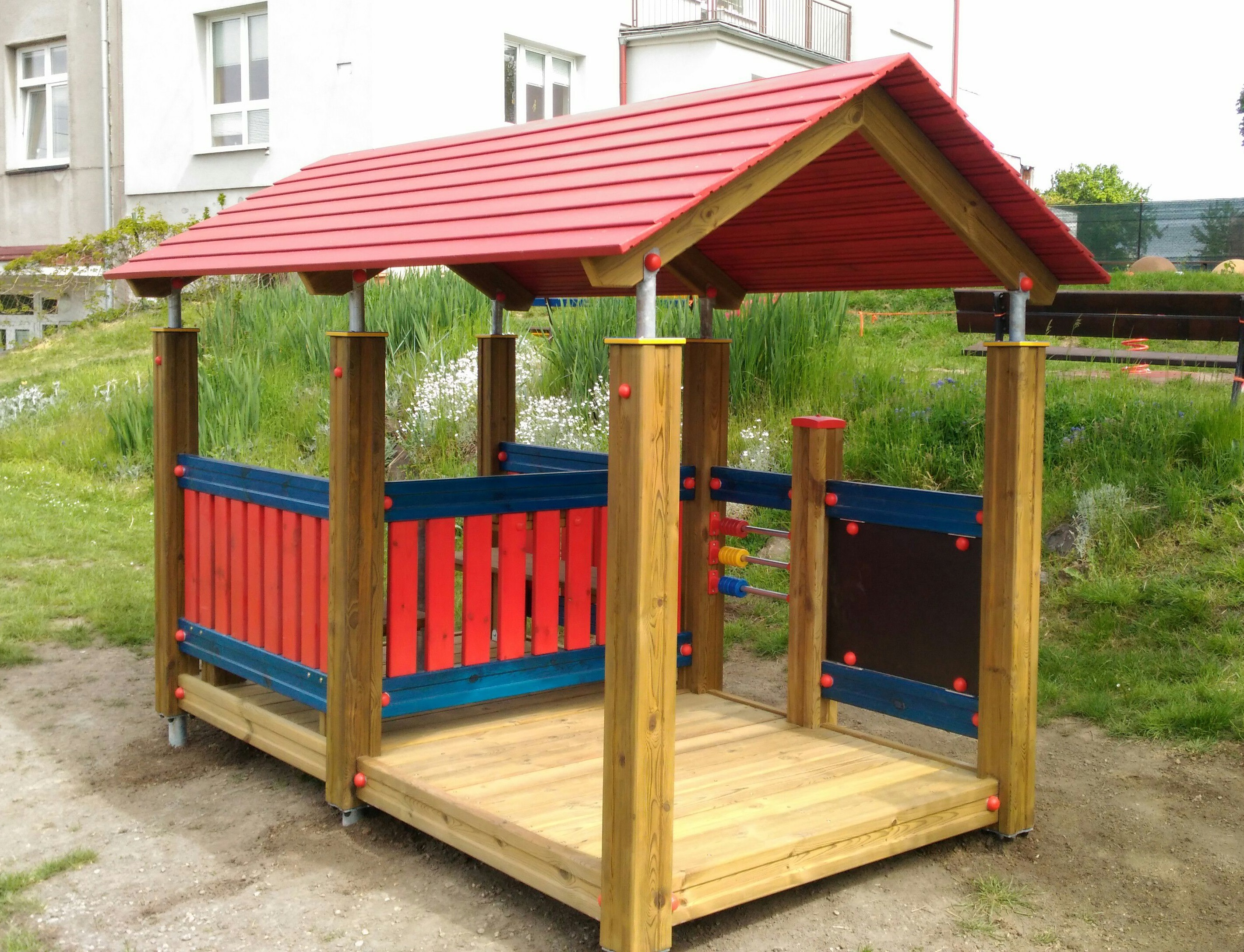 Domek na zahradu s posezením a edukačními prvky DP 006