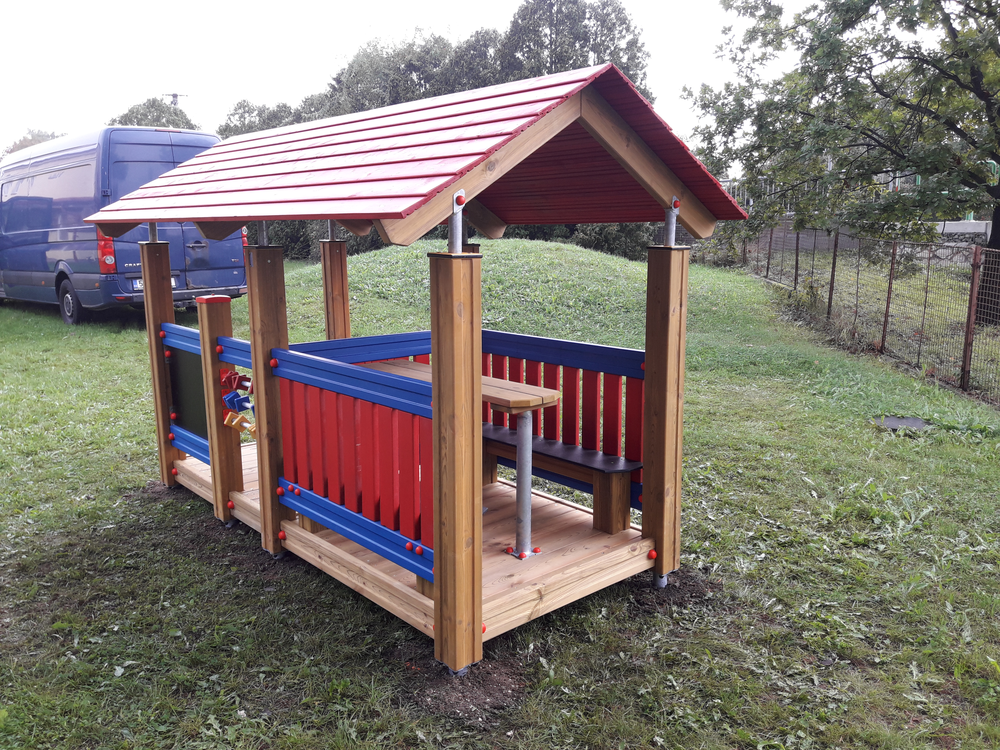 Domek na zahradu s posezením a edukačními prvky DP 006