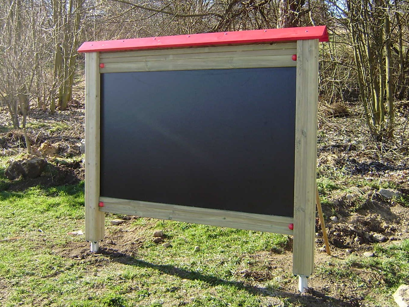 Školní tabule na zahradu se stříškou DP 032