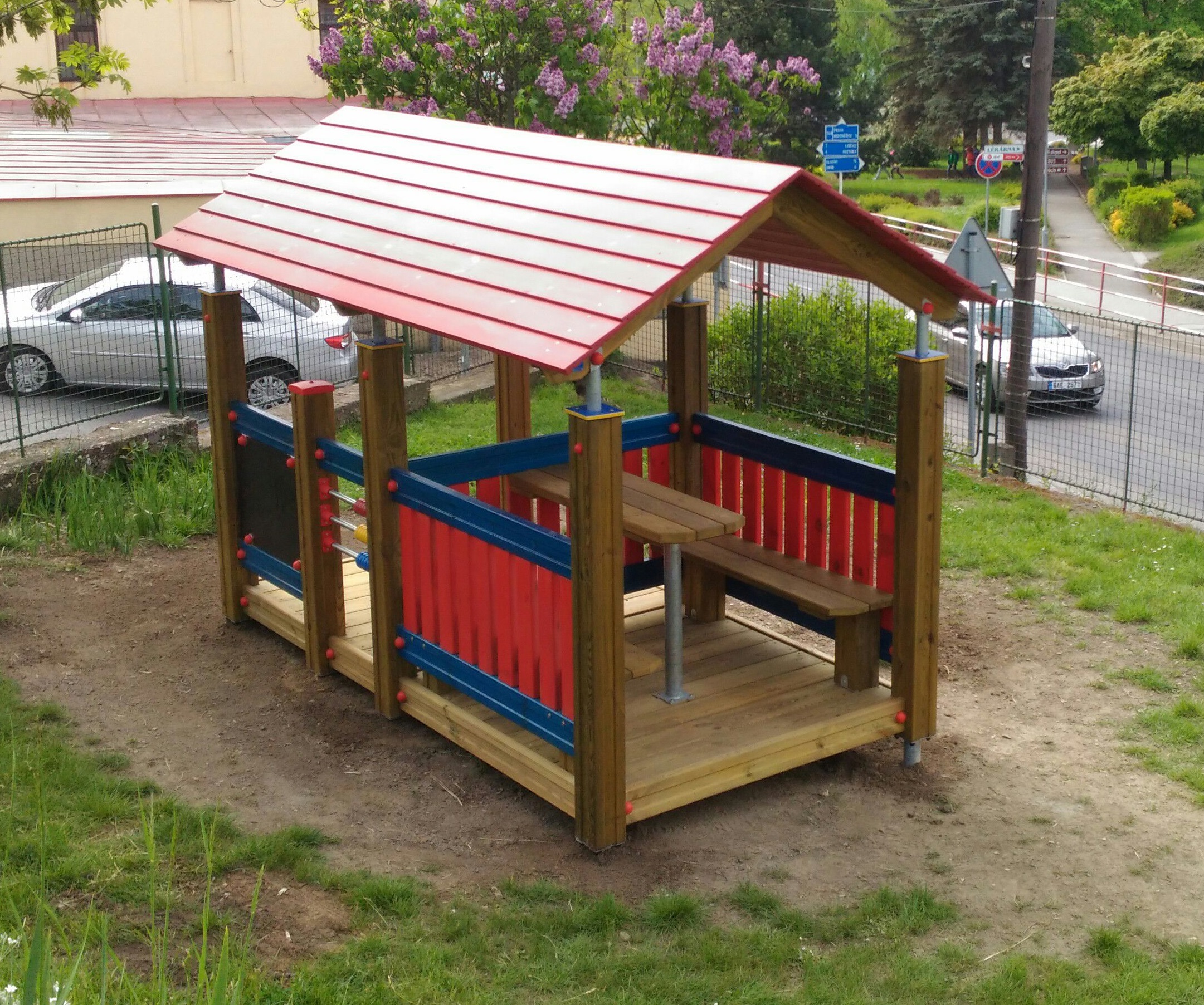 Domek na zahradu s posezením a edukačními prvky DP 006