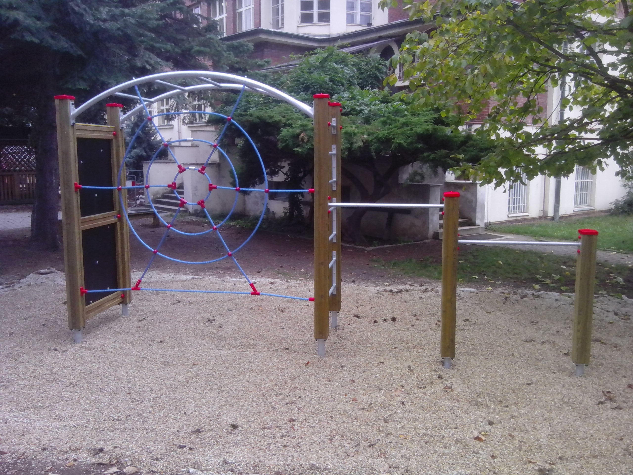 Sportovní a balanční prolézačka s pavoučí sítí  SB 026