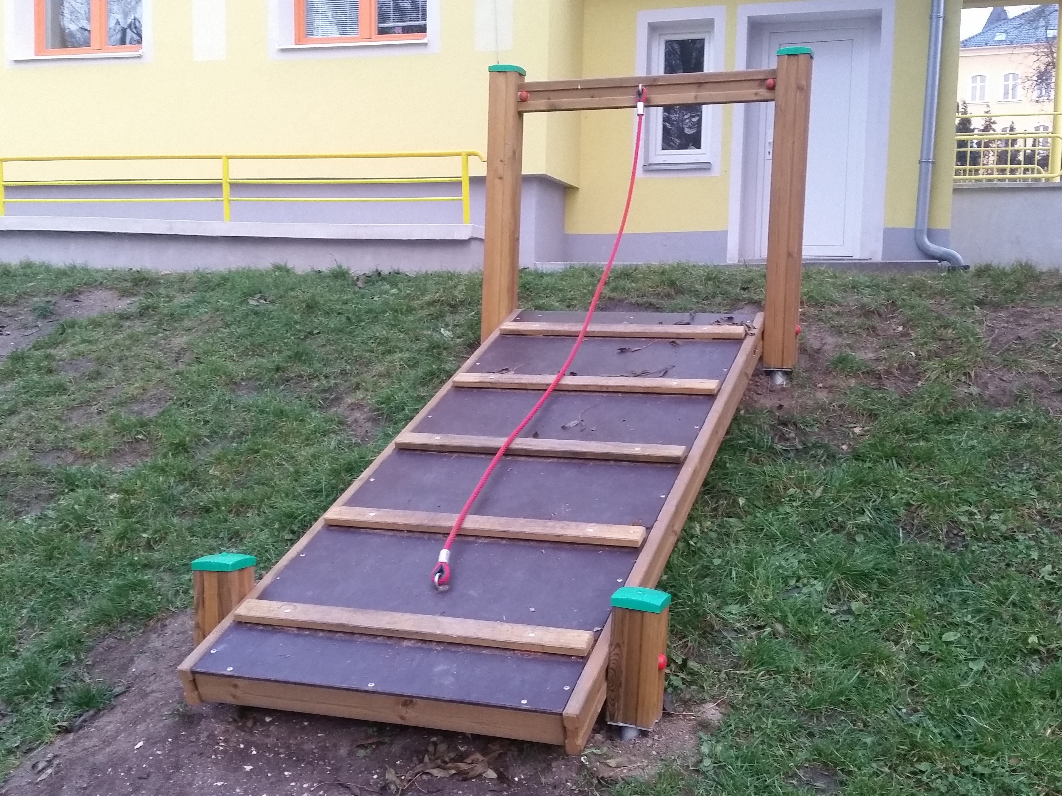 Šikmá lezecká stěna s lanem II.   LP 004